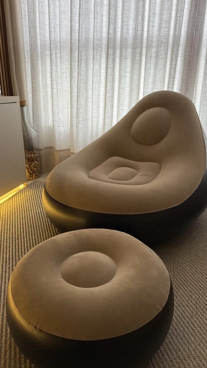 Customer photo showing the inflatable lounge chair set up in a living room